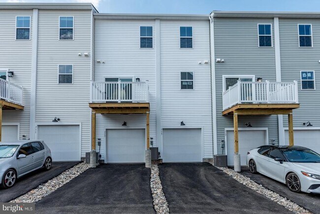 Building Photo - 713 Platinum Dr