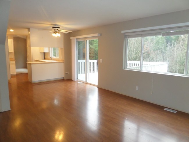 Building Photo - Large 3-Bedroom House w/New Carpet in Grea...