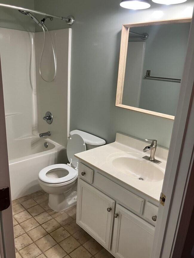 Building Photo - Single level 3BR with Garage - Reedy Fork!