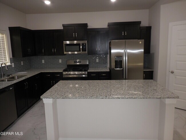Building Photo - 552 Pne Vly Pl