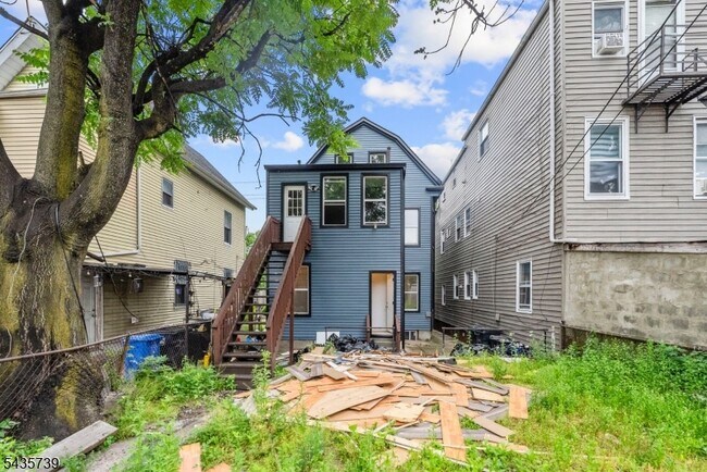 Building Photo - 318 N 7th St
