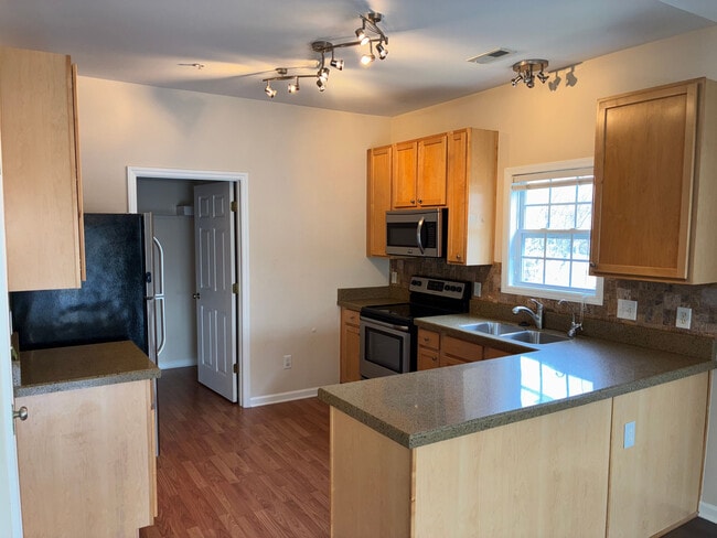 Building Photo - Room in Condo on Claret Ln