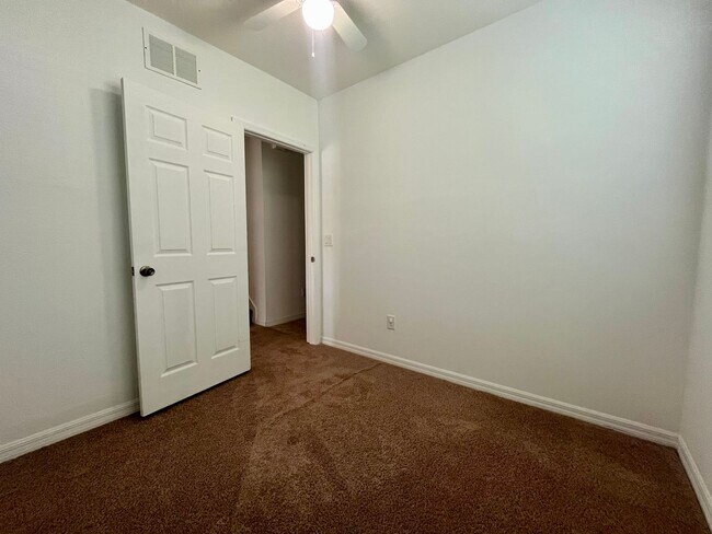 Building Photo - Plant City Townhome!!