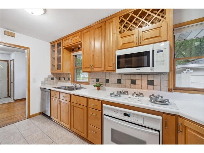 Building Photo - 4 Bed - 2 Bath Brooklyn Park Home with Lar...