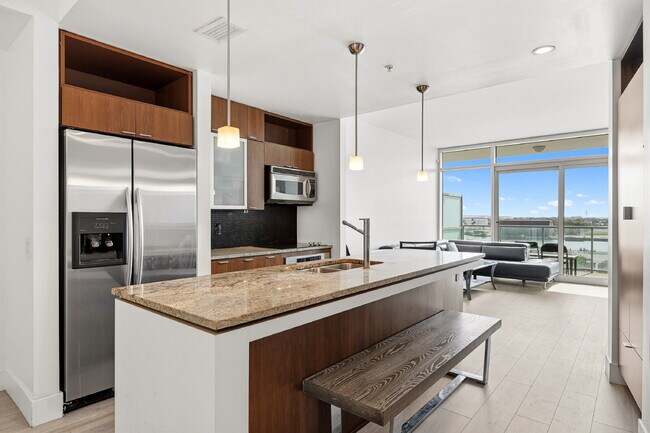 Building Photo - "Experience Urban Elegance: Spacious 2BR/2BA Condo in the Heart of Tampa!"