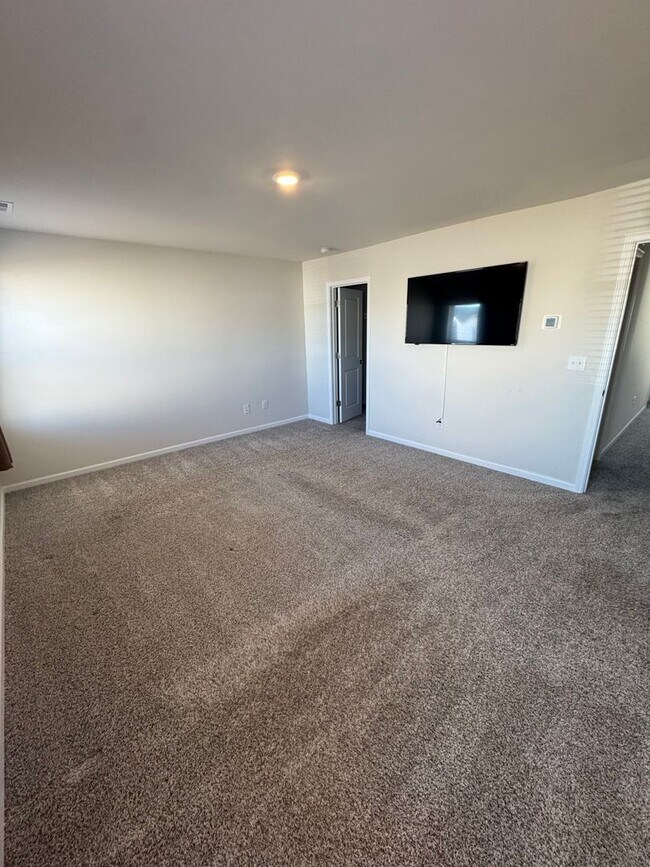 Building Photo - Beautiful 3BR 2.5 Townhouse w/ 2-Car Garage •  EV Plug • Quartz Island • End Unit in Charlotte