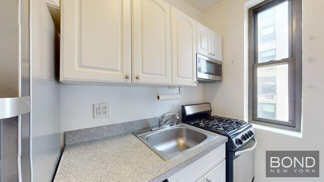 Building Photo - 124 E 24th St