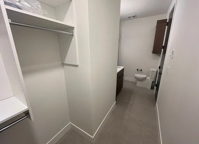 Building Photo - M713