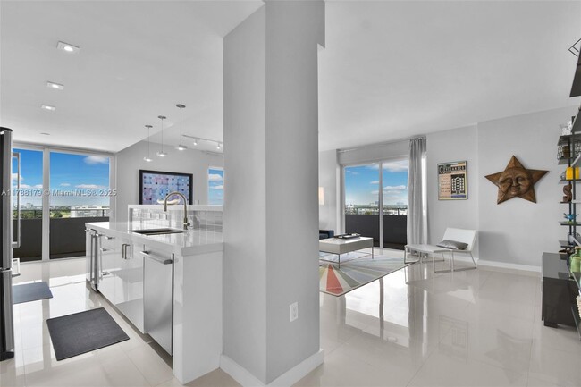 Building Photo - 9225 Collins Ave