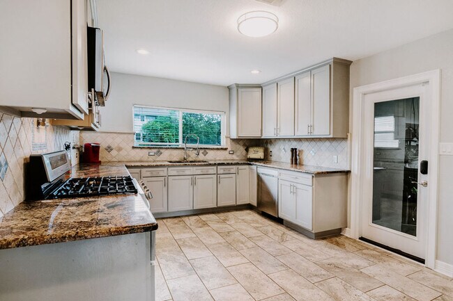 Building Photo - 134 Sinclair St