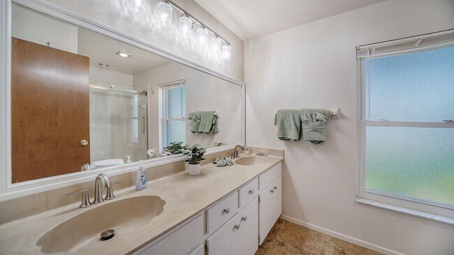 Building Photo - 3 Bedroom, 2 Bath Home with Pool Near Sies...