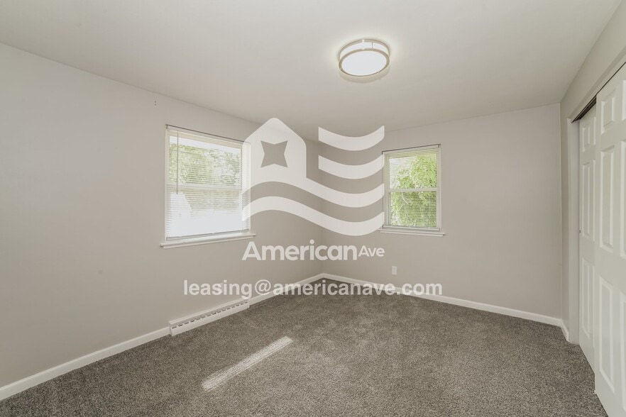 Building Photo - 2221 N Northcrest Dr