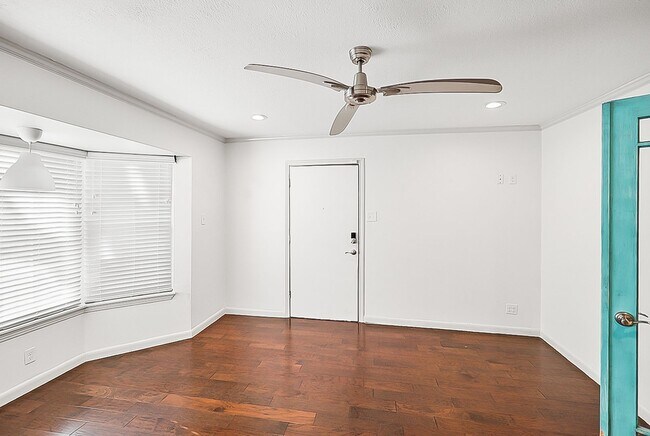 Building Photo - 102 Ruelle