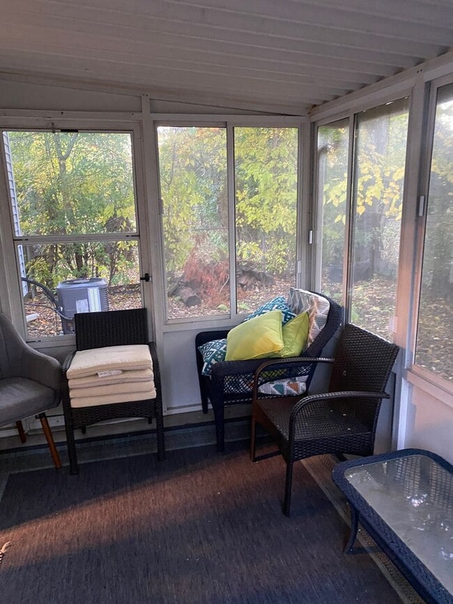 Building Photo - Charming 2-bedroom, 1-bathroom home locate...