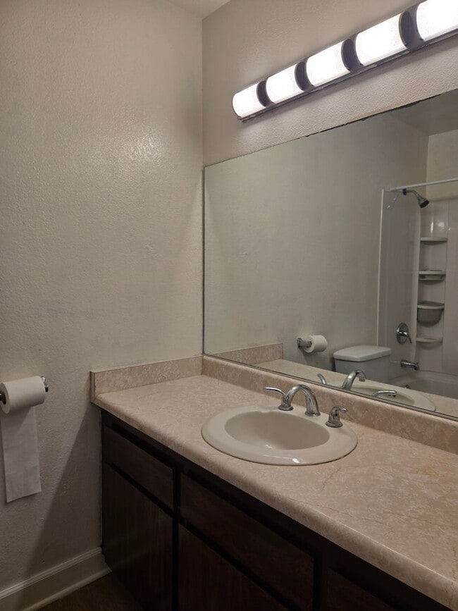 Building Photo - Hidden Gem!