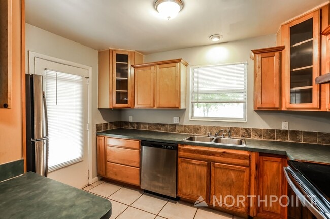 Building Photo - 3 BR/2BA | Newly Renovated Single Family Home |  Front and back yard| Double-long driveways!