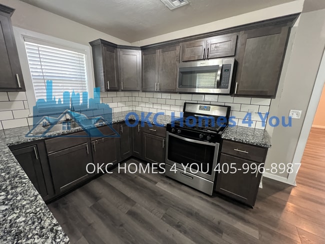 Building Photo - Updated 2 Bed Near I-44!