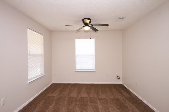 Building Photo - 3 Bedroom Home with Fenced Yard Near Downt...