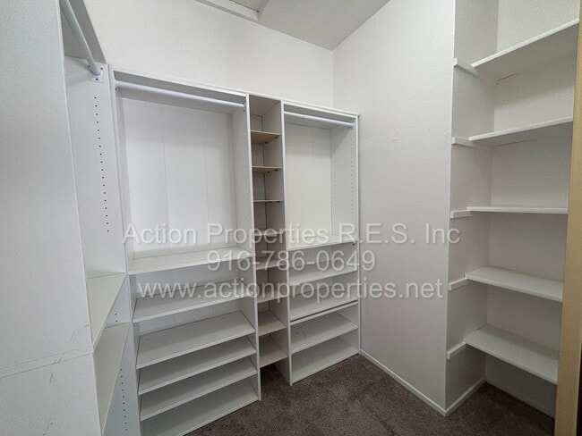 Building Photo - Charming 3 Bed, 2 Bath House - Close to Shopping, Schools, and Parks - New Paint - Updated Flooring!