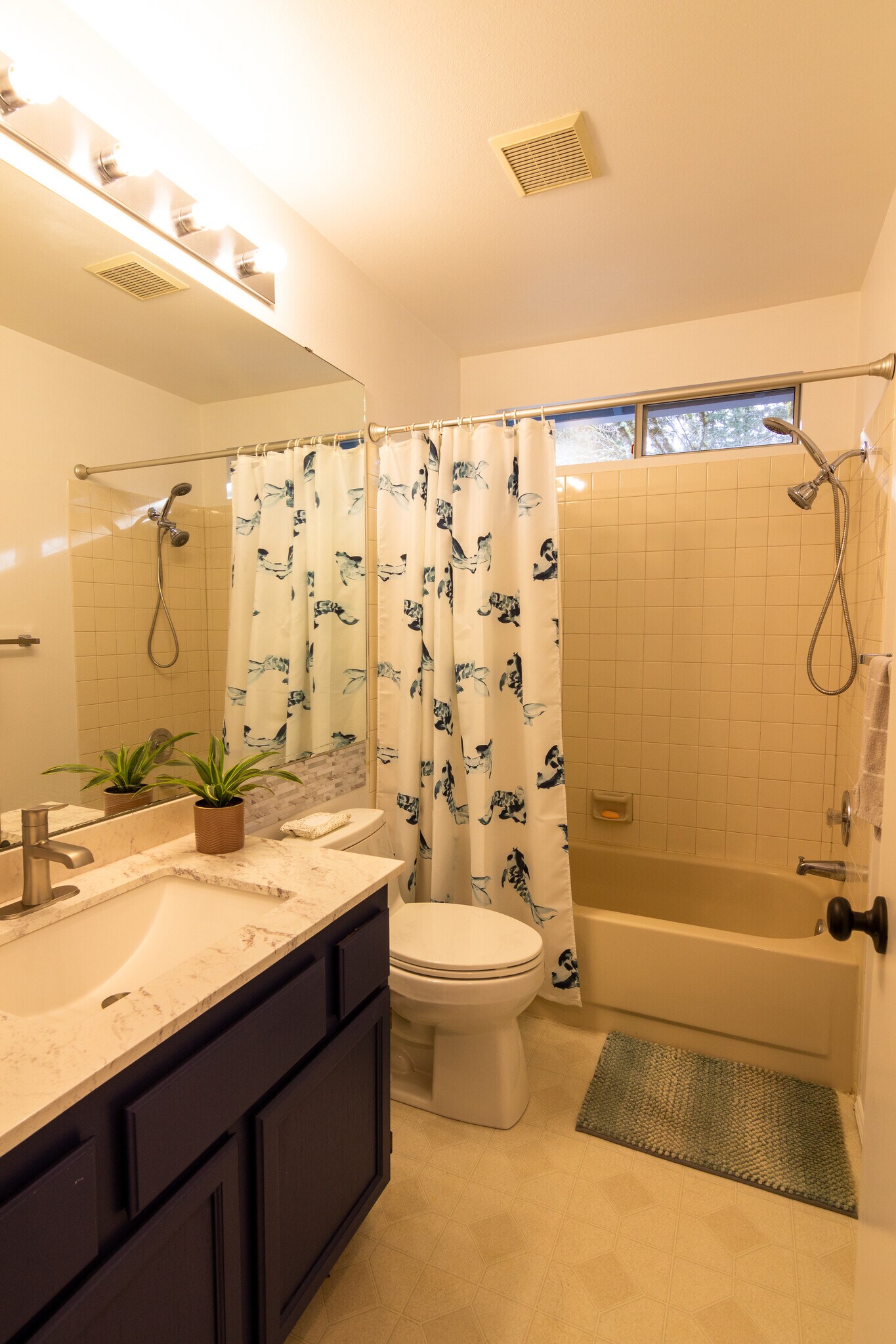 Upstairs common bathroom - 24333 SE 42nd St