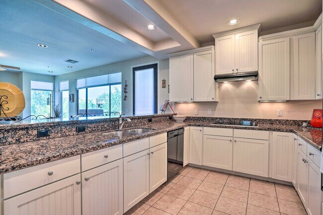 Building Photo - 13450 E Vía Linda