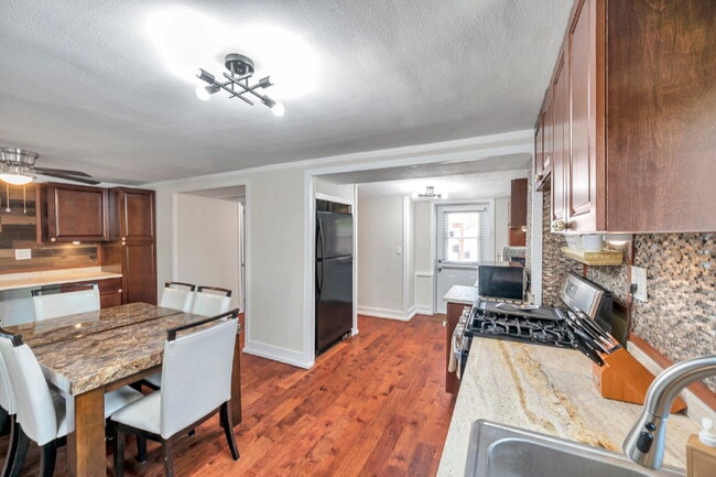 Building Photo - Fully Furnished Pool Home | Flexible Lease...