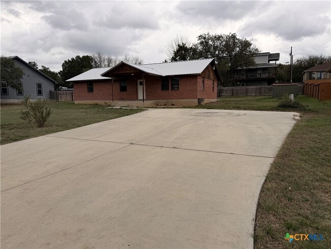 Building Photo - 1616 Lonesome