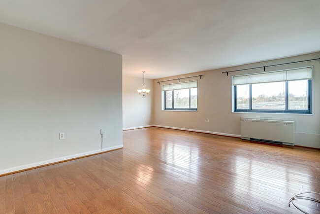 Building Photo - 1300 S Arlington Ridge Rd