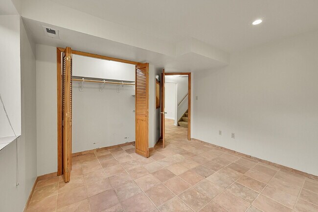 Building Photo - $2,395.00 - 4 Bedrooms, 3.5 Bathrooms, Sin...