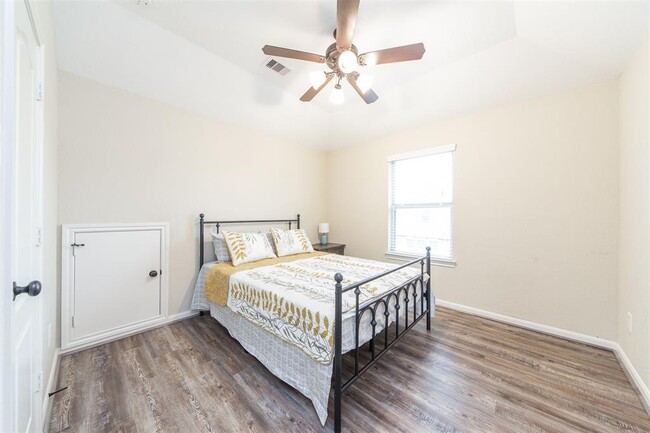 Building Photo - 6411 Tea Tree Dr