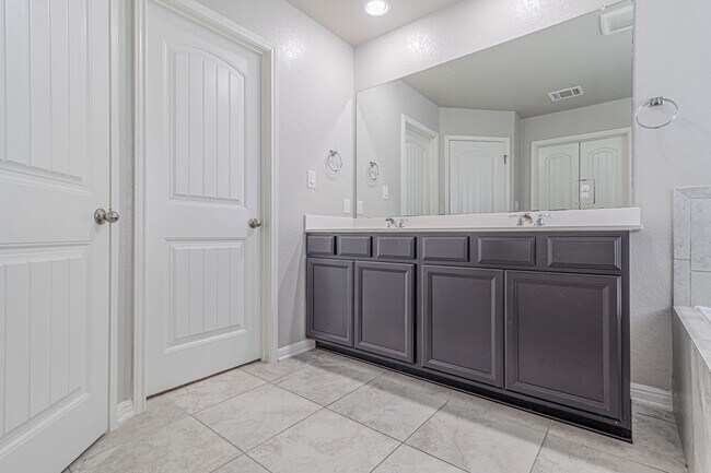 Building Photo - GORGEOUS 4BR 2.5 BATH WITH LOTS OF NEIGHBORHOOD AMENITIES! Available August 7th!
