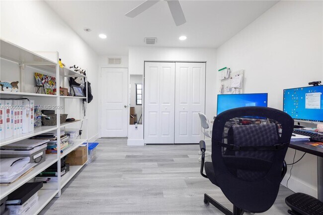 Building Photo - 345 NE 194th Ln