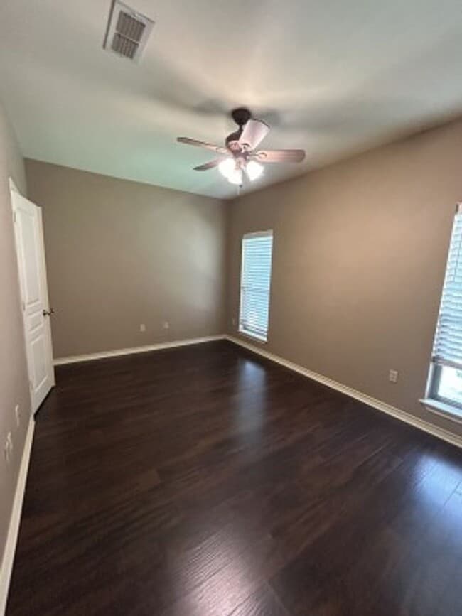 Building Photo - 617 Huntwick Ln