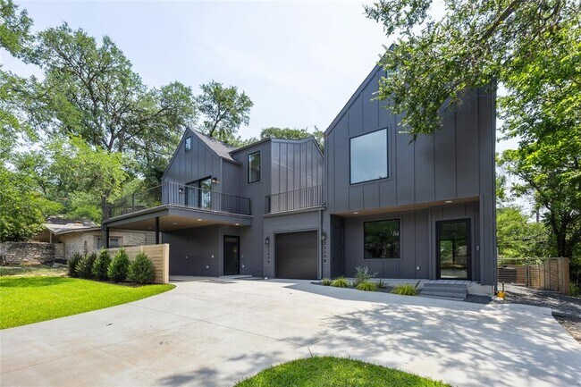 Building Photo - 2309 La Casa Dr