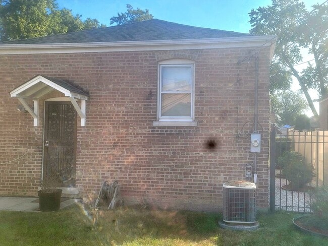 Building Photo - 8916 S Cornell Ave