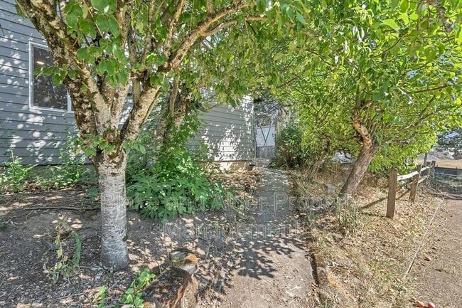 Building Photo - 2402 SE 9th Ct