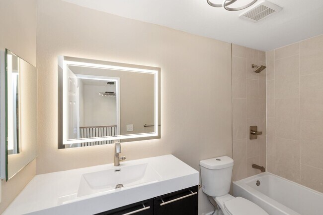 Building Photo - **Special** Bright spacious 3 bedroom 2 ba...