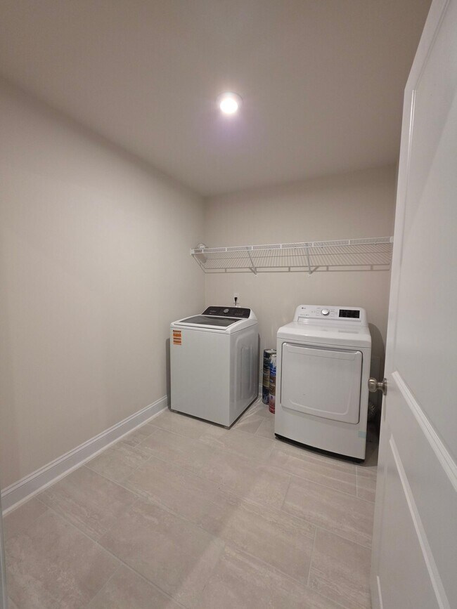 Building Photo - 3360 Rustic Dr