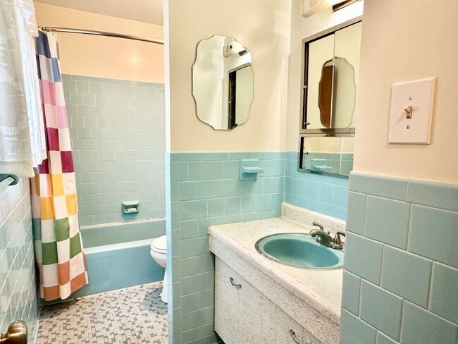 Building Photo - 5 Bedroom 2.5 Bathroom! Parking! Pets Welc...