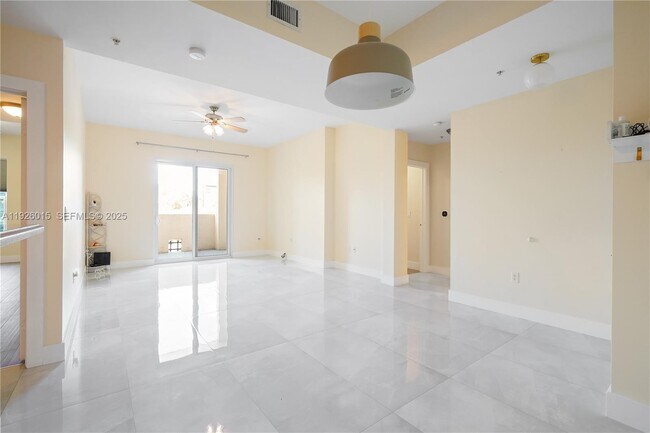 Building Photo - 520 SE 5 Ave