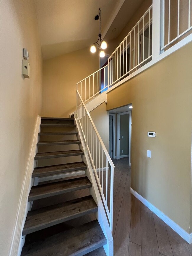 Building Photo - Lake Forest House with 4 bed 2 bath plus loft