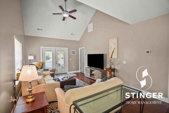 Building Photo - 301 Dante Cir