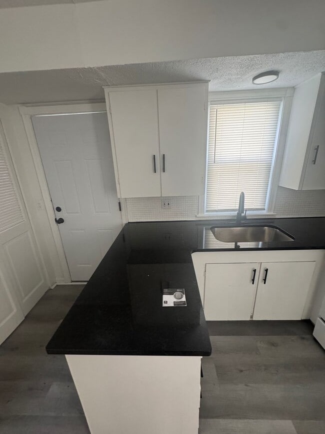 Building Photo - Spacious Two-Bedroom Unit in a Charming Property – Available Now!