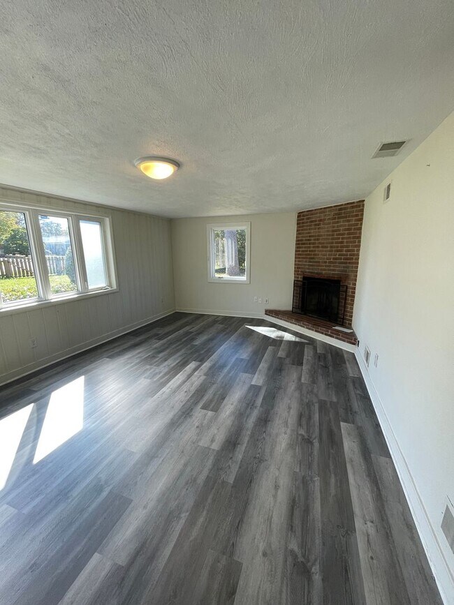 Building Photo - Split Level Home near Willow Lawn