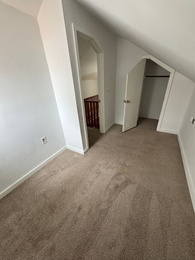 Building Photo - 3 bed 1.5 bath house near Church Hill