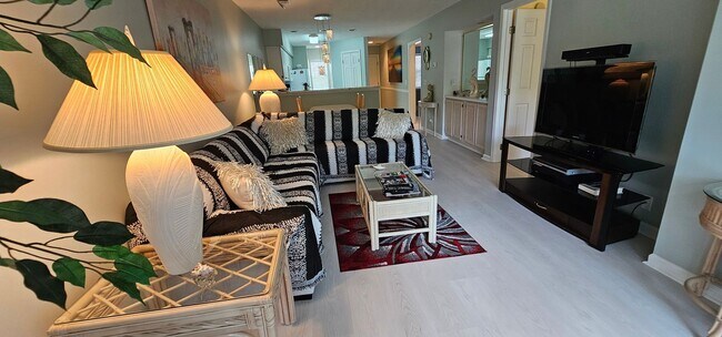 Building Photo - Beautiful 2 Bed / 2 Bath Furnished Condo A...