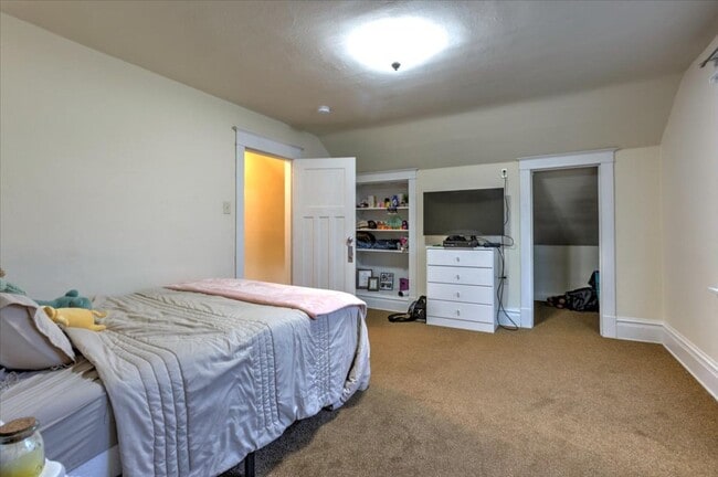Building Photo - Single Family Home - 4+ Bedroom | 2 Bath