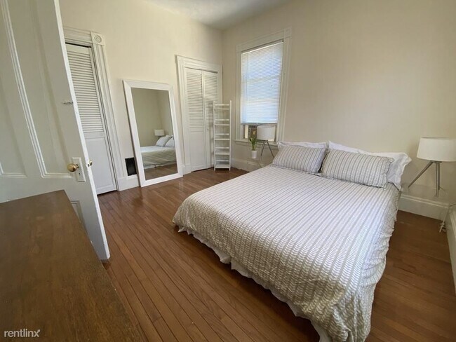 Building Photo - 3 br, 1 bath  - 38 Myrtle Ave Apt 1L