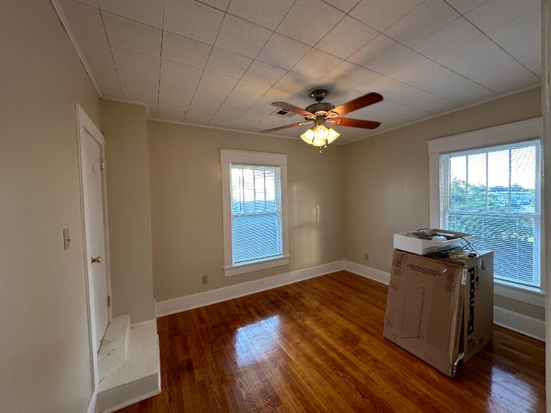 Building Photo - 201-203 W Acres St