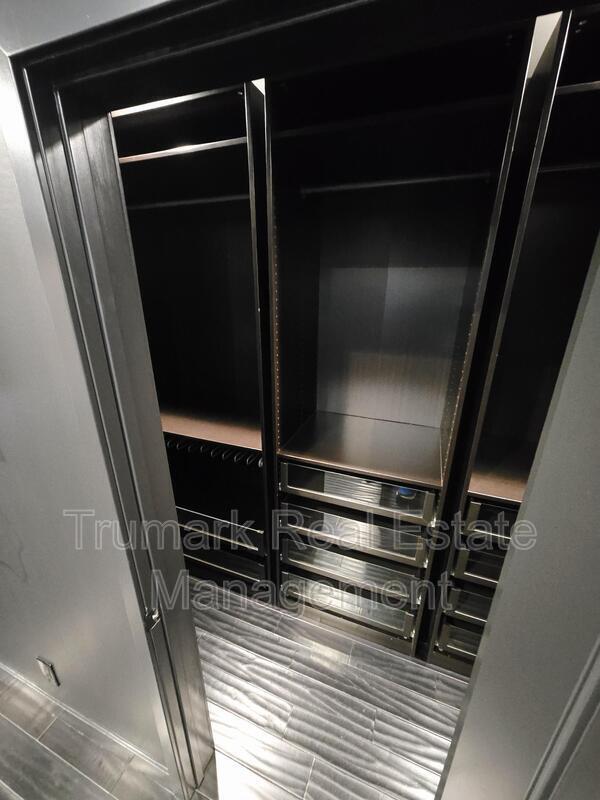 Building Photo - 12426 Moorpark St